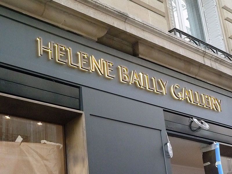 Enseigne en lettres boîtiers laiton pour la galerie Hélène Bailly, réalisée par Caligraf à Paris