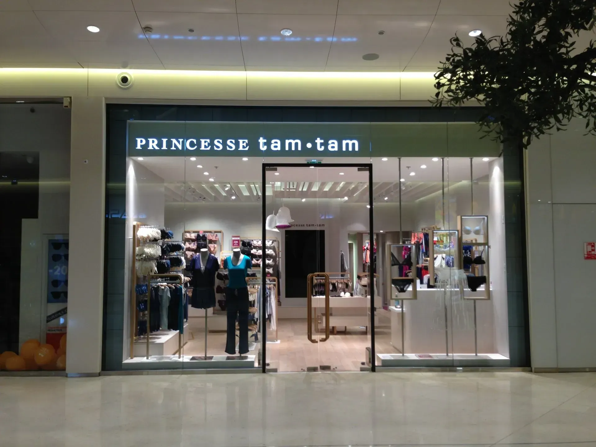 Enseigne de la boutique Princesse tam.tam, déploiement réseau réalisé par Caligraf
