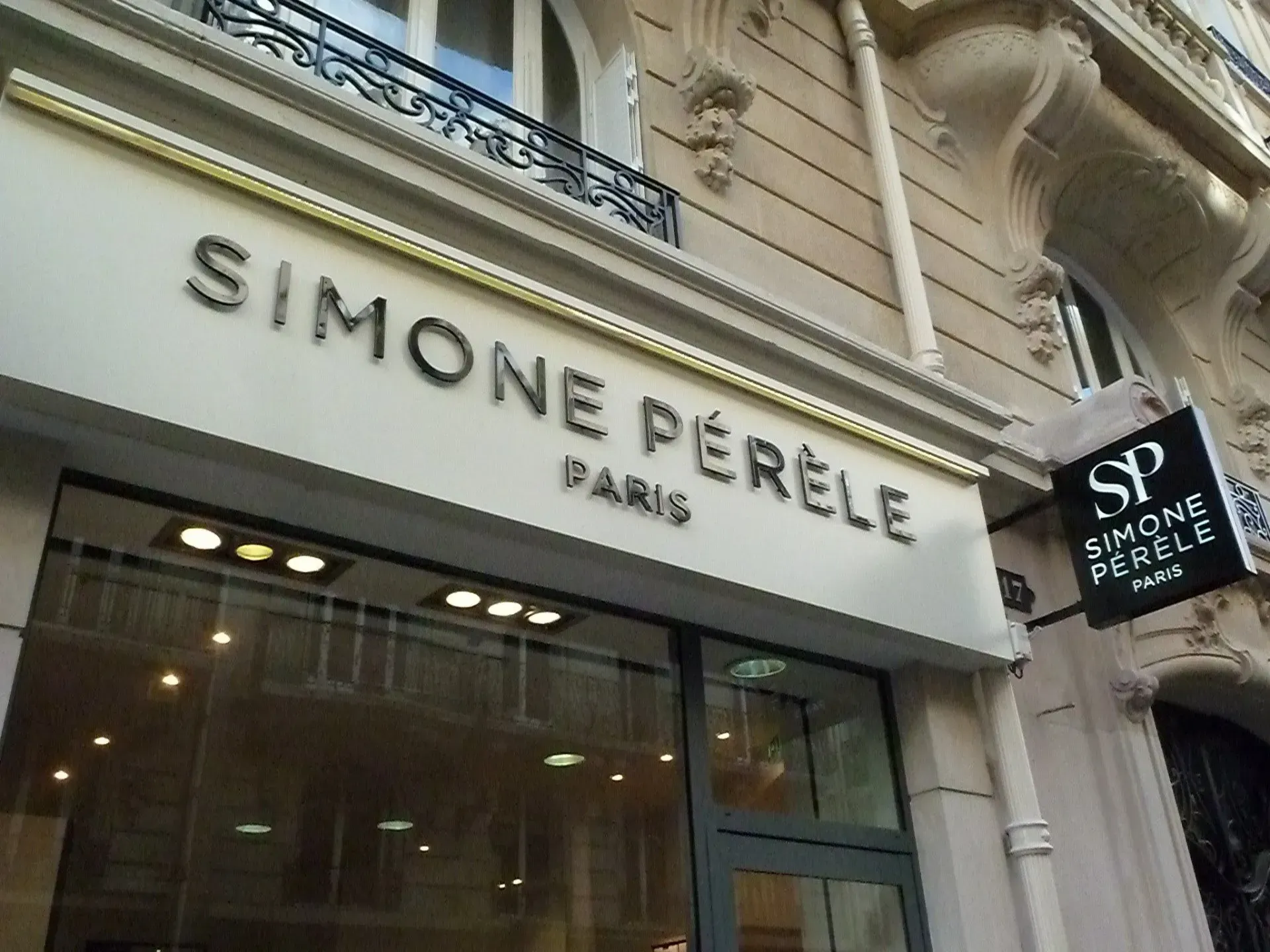Enseigne en lettres relief Simone Pérèle Paris sur façade de boutique