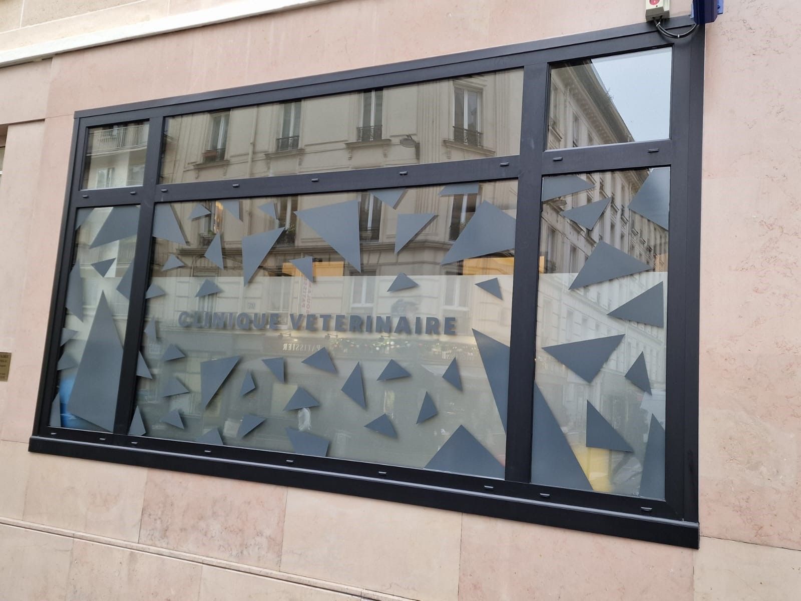 Pose de vitrophanie micro-perforée sur vitrine commerciale à Paris