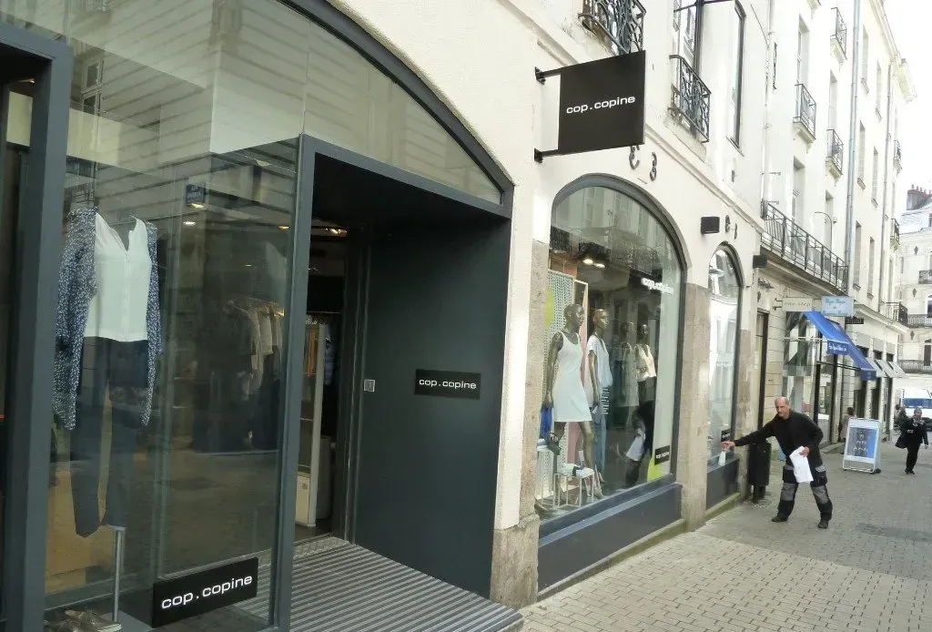 Enseigne de façade d’un point de vente de réseau de prêt-à-porter