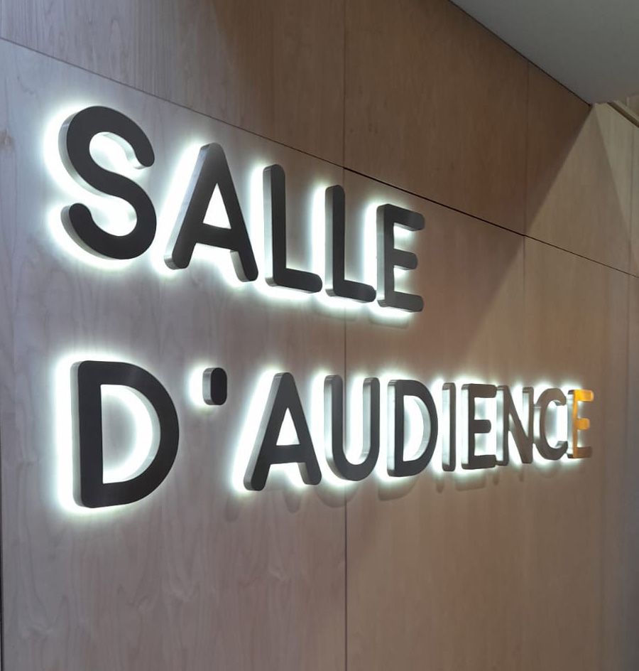 Signalétique intérieure en lettres relief rétro-éclairées « Salle d’audience