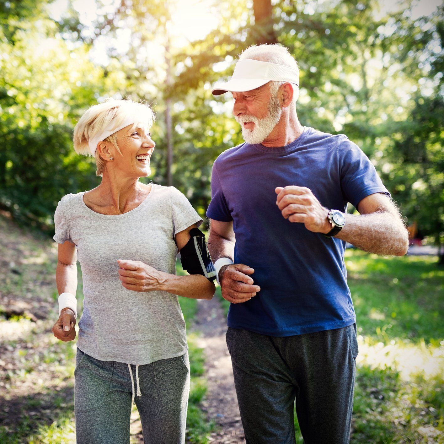 Photo de couple de seniors faisant un jogging