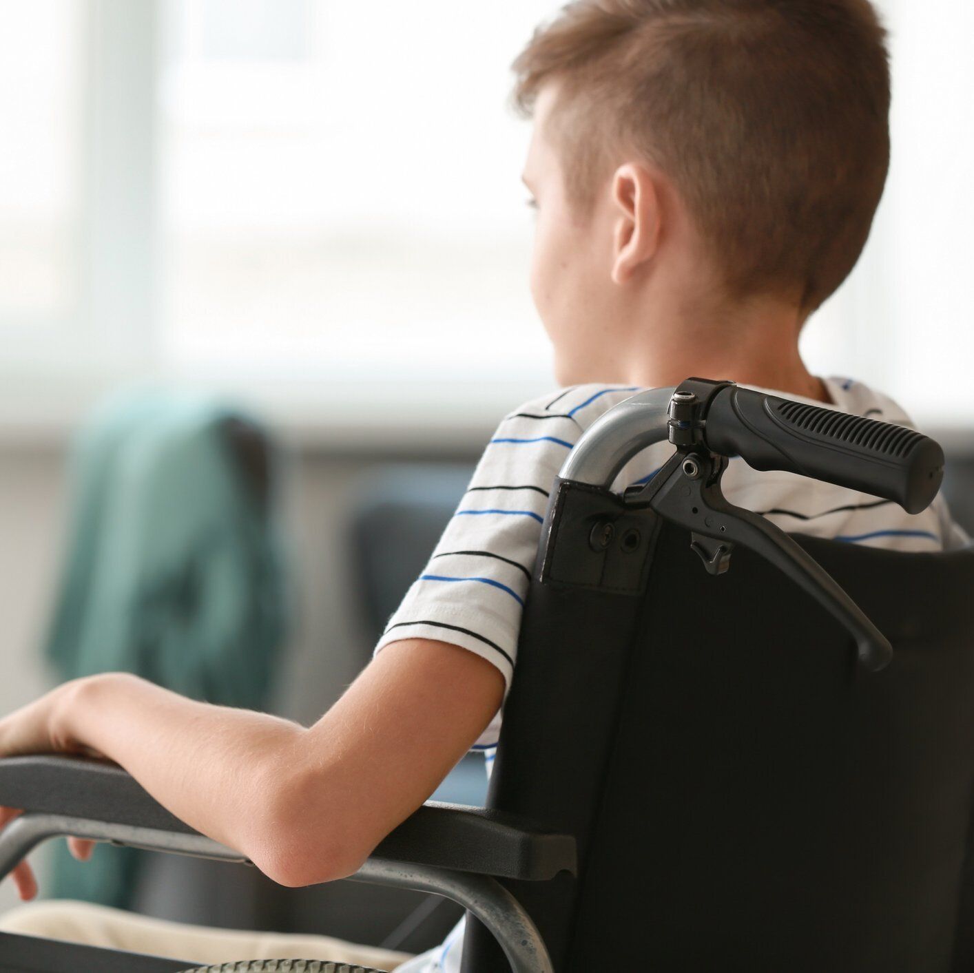 Photo de jeune handicapé dans un fauteuil