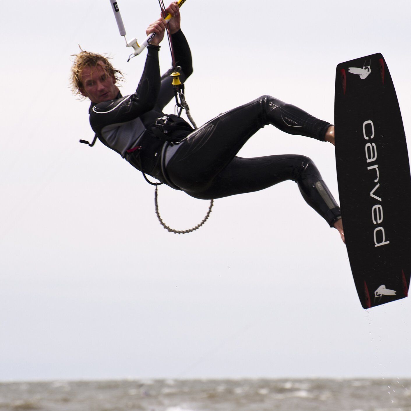 Photo de sportif pratiquant le Kitesurf
