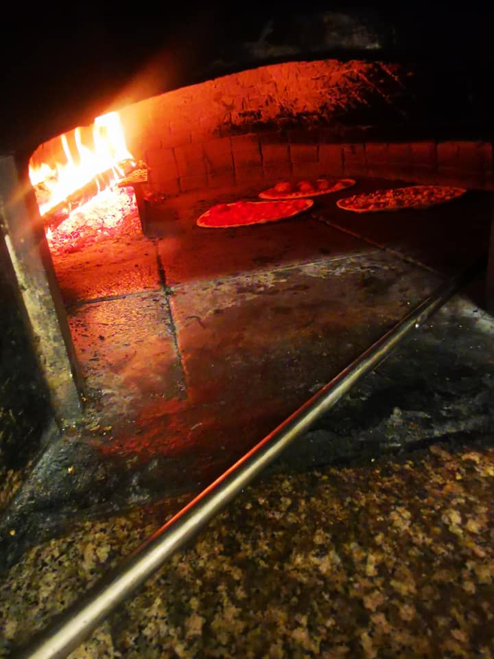 pizze in forno a legna
