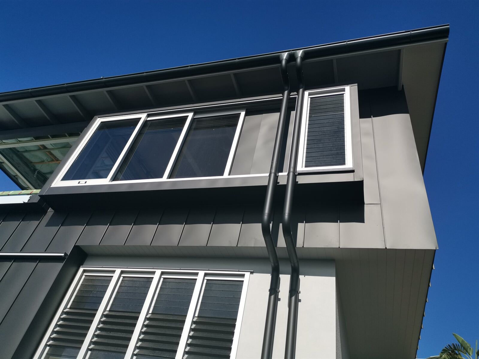 Wall Cladding in Angle Cladding Seam System in Matt Black Prefa Aluminium
