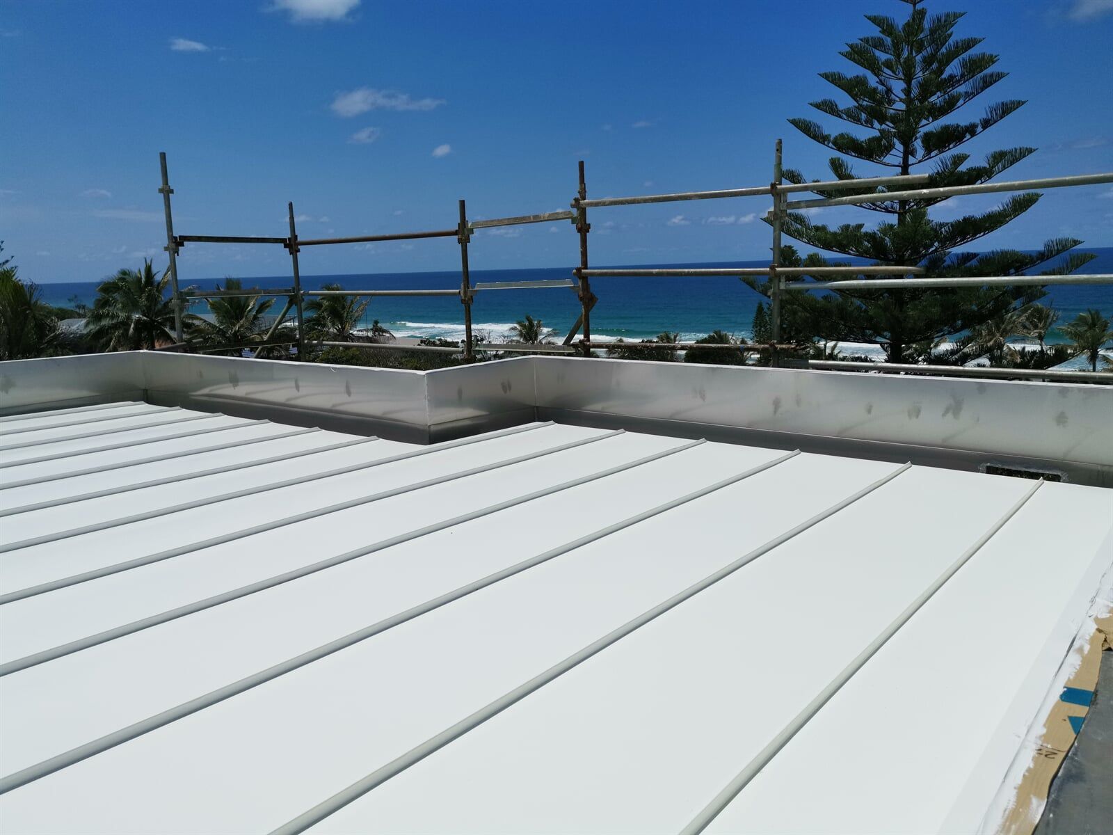 Roof in Doble Standing Seam System in White Vestis Aluminium