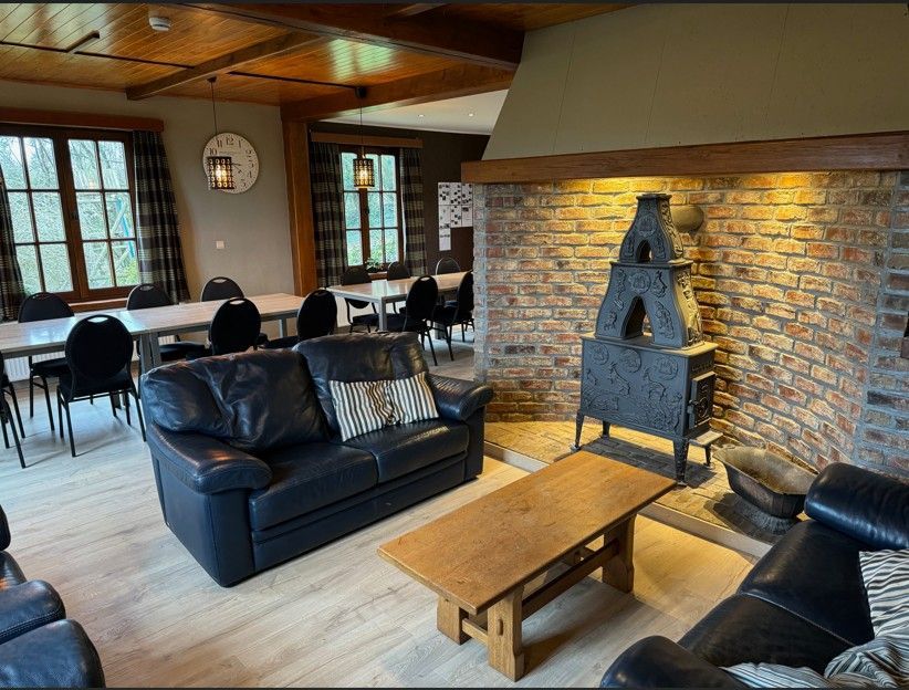 huiskamer met gezellige houtkachel