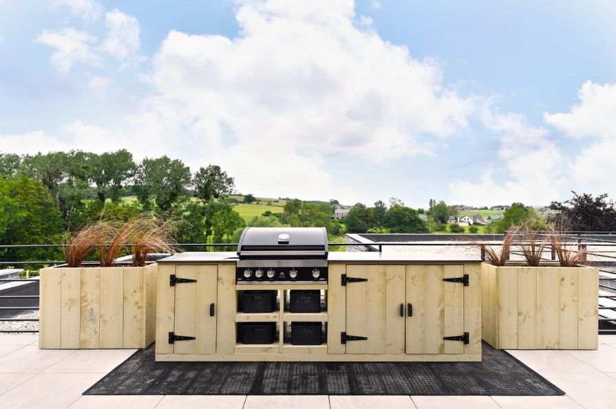 In de tuin een sfeervolle buitenkeuken om te koken met uw gezelschap tijdens weekend