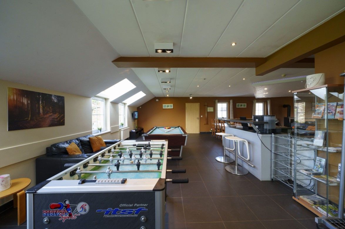 zaal en zitruimte met tafelvoetbal