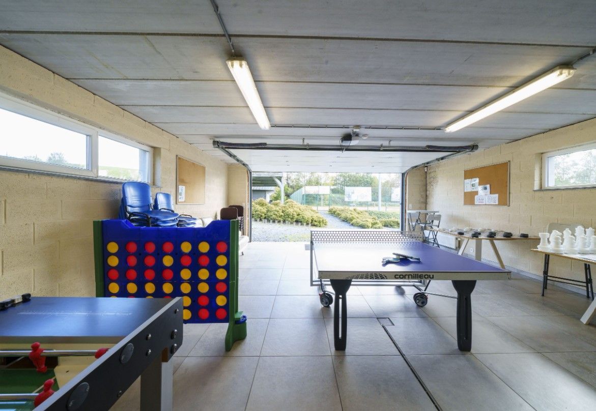 speelzaal met tafeltennis