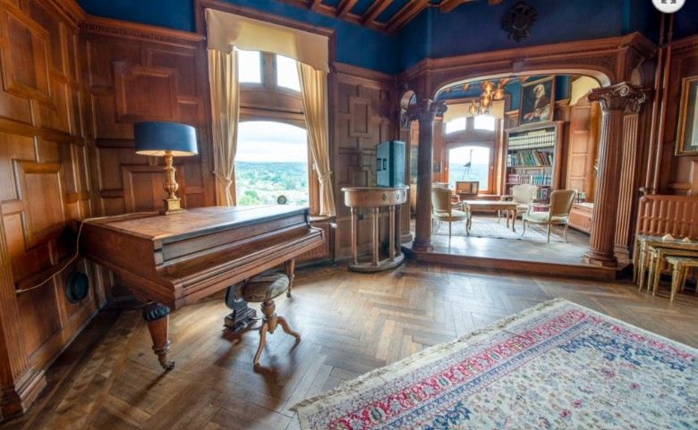 kasteel met piano