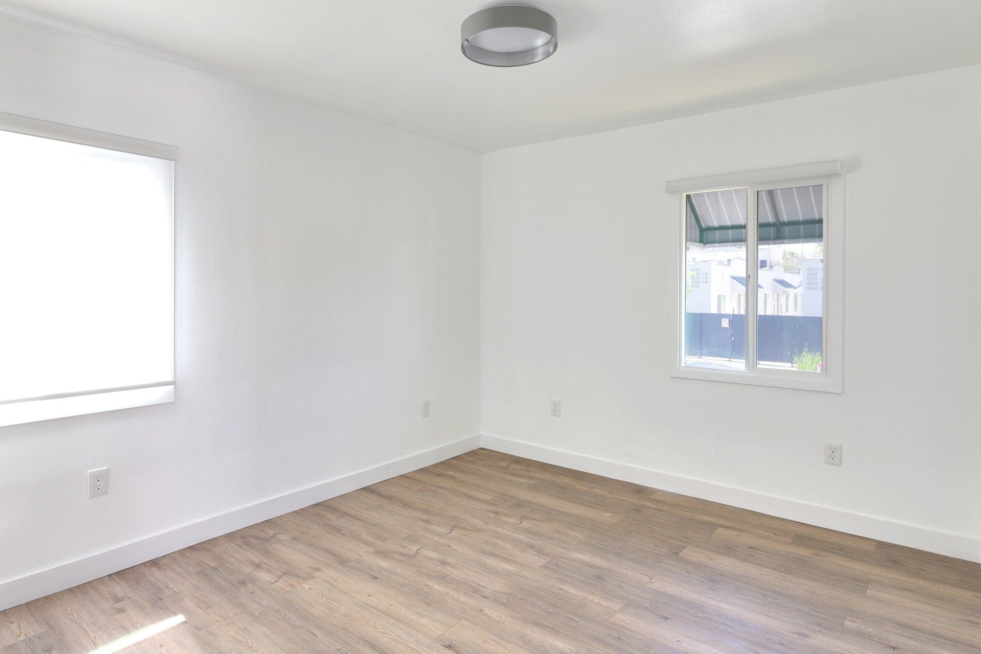 Burns Avenue Room Photo