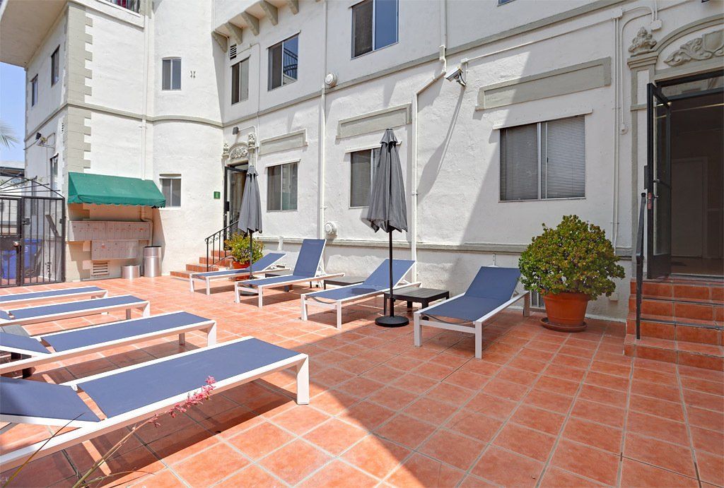 Manhattan Place Outdoor Lounge Photo