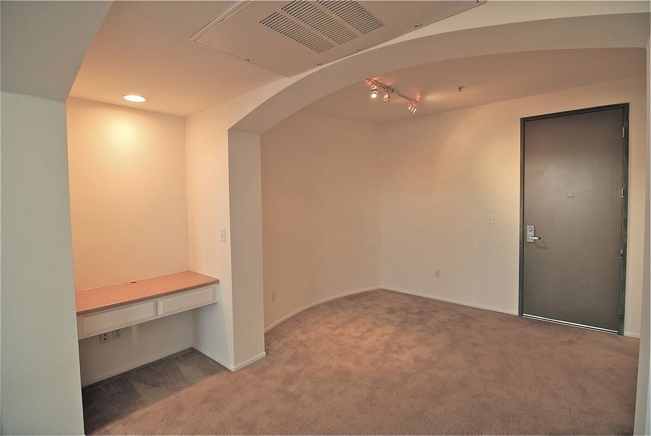 Northpoint Arched Entrance Photo With Counter