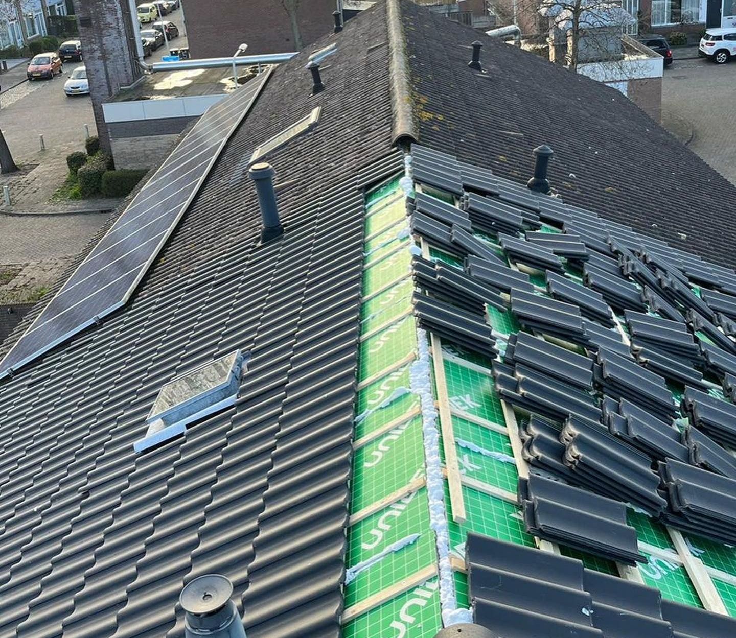 een dak met veel pannen erop