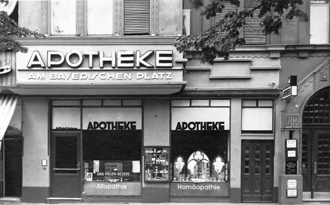 Ein Schwarzweißfoto einer Apotheke
