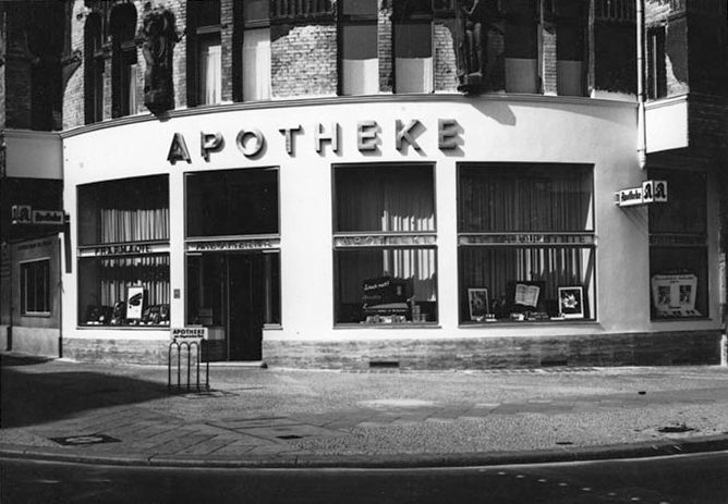 Ein Schwarzweißfoto einer Apotheke