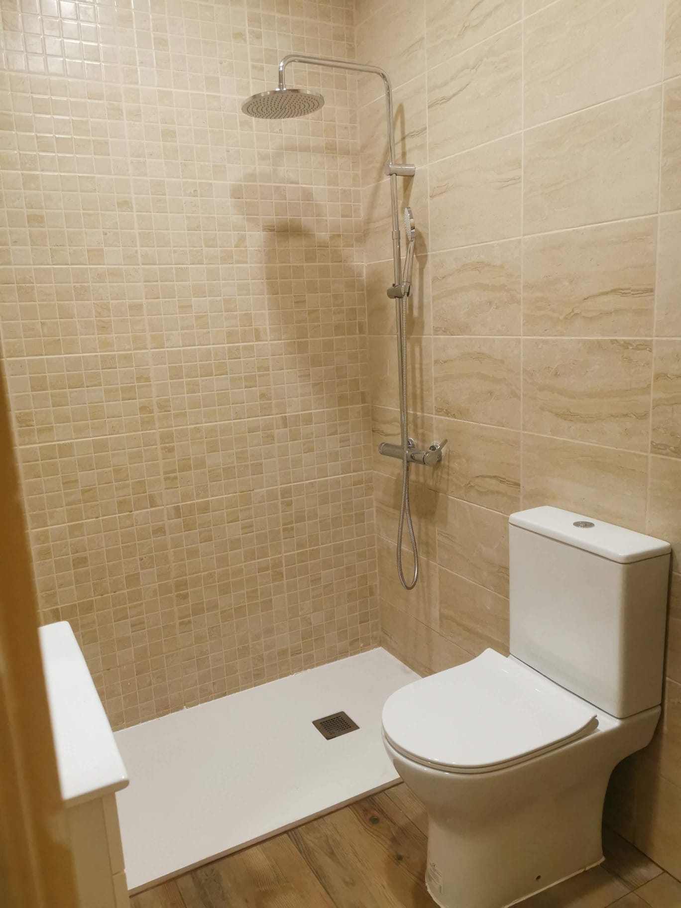 Exemplo de casa de banho com duche , anteriormente com banheira