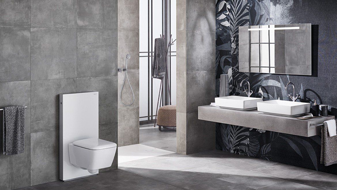 bagno con due lavabi e un wc