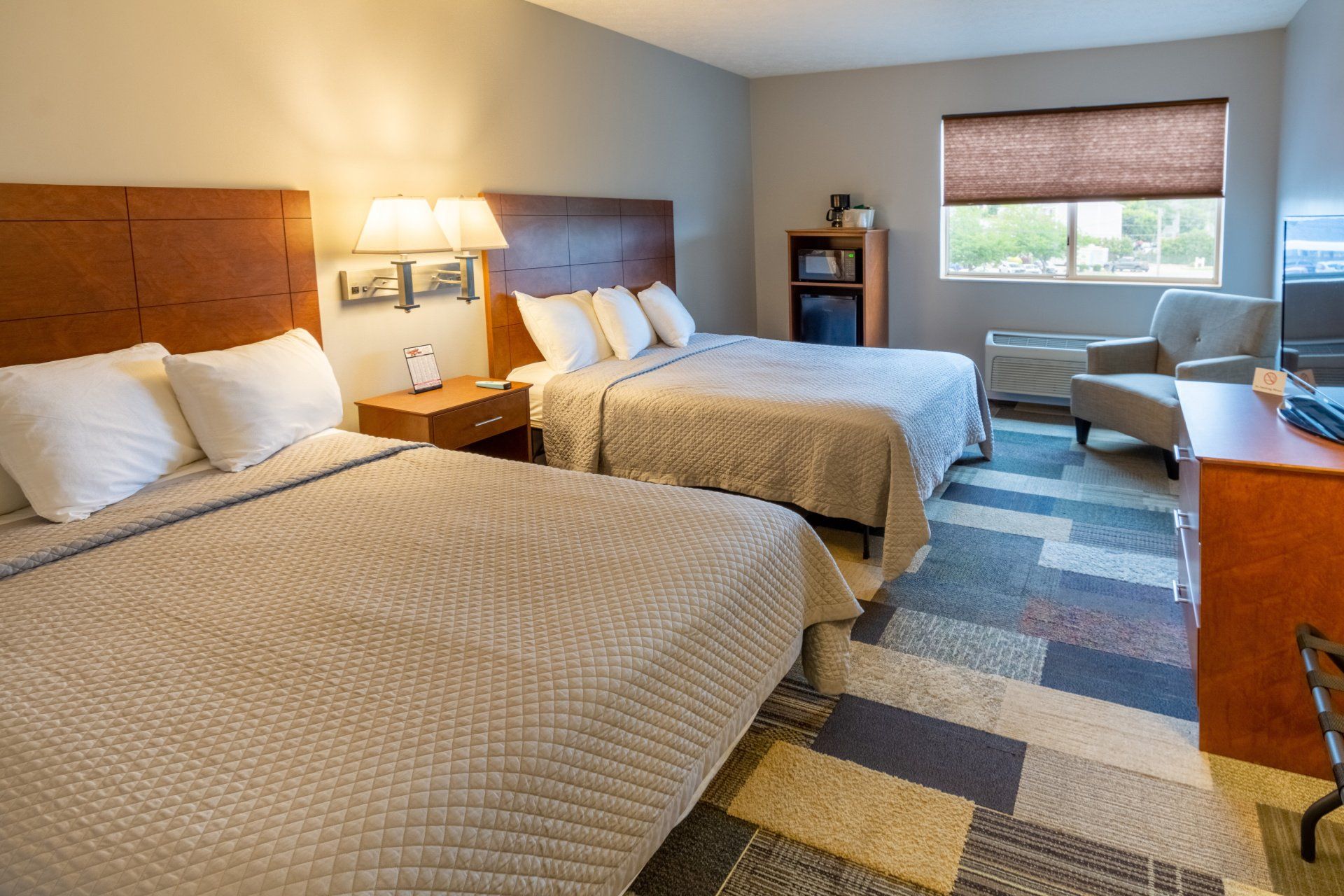Standard Room - Accommodations - Commodore Perry Inn and Suite