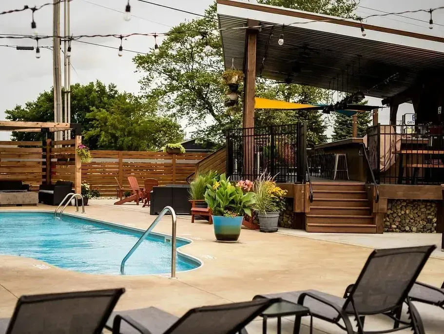 Off The Rock pool and patio bar located at Commodore Perry Inn and Suite