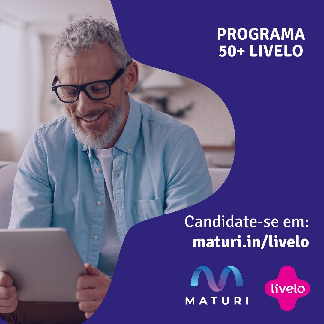 folder do programa 50+ livelo. nele, aparece um maturi sorrindo enquanto vê algo em um tablet.