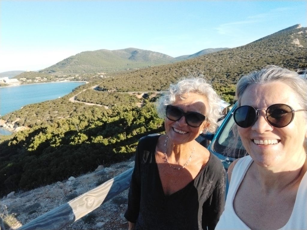 Silvia Triboni, autora do post, e Anna de Alghero, maturi local de Sardenha