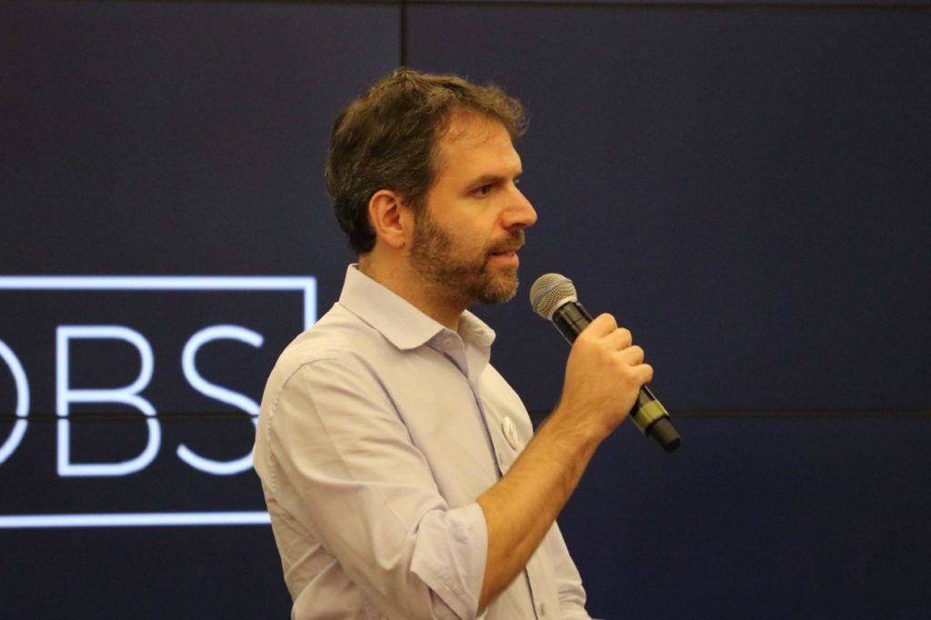 CEO da Maturi palestrando no MaturiFest em 2018. Ele veste uma camisa de botão clara.