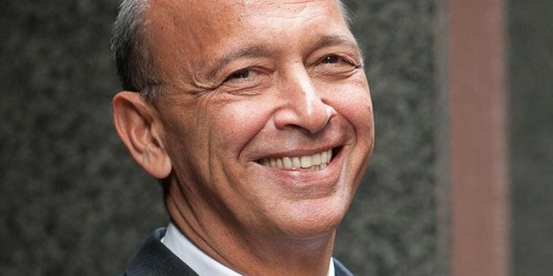 homem sorri para a foto
