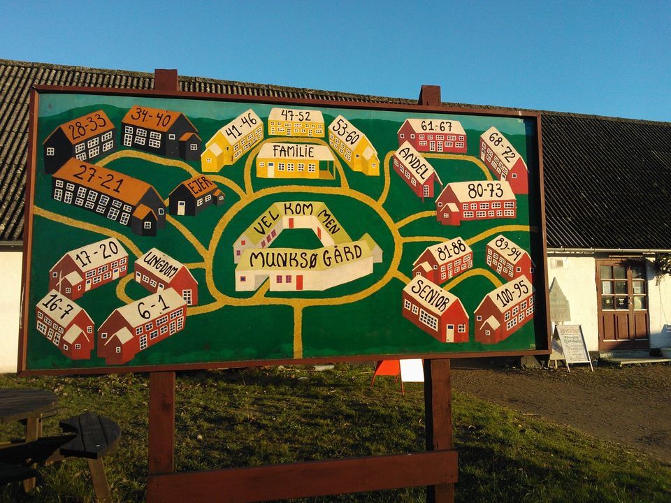 painel colorido em um dos cohousings pioneiros na Dinamarca