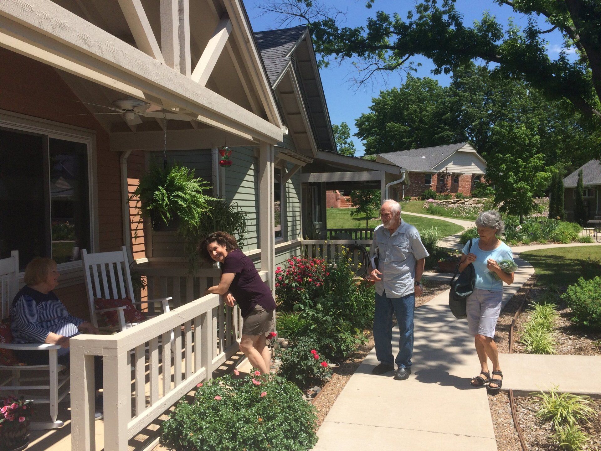 idosos na frente de uma casa em um cohousing