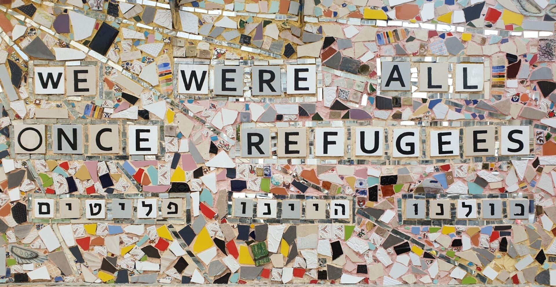 recorte de lajotas escrito ''we were all once refugees'' em tradução livre