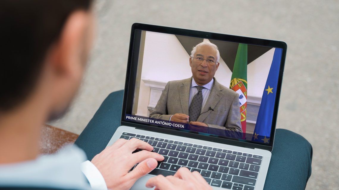 imagem mostra homem assistindo vídeo do primeiro ministro no computador