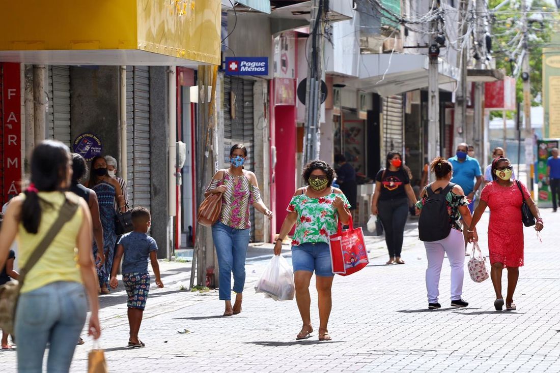 mulheres andando na rua
