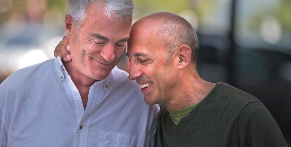casal maduro de homens se abraça afetivamente