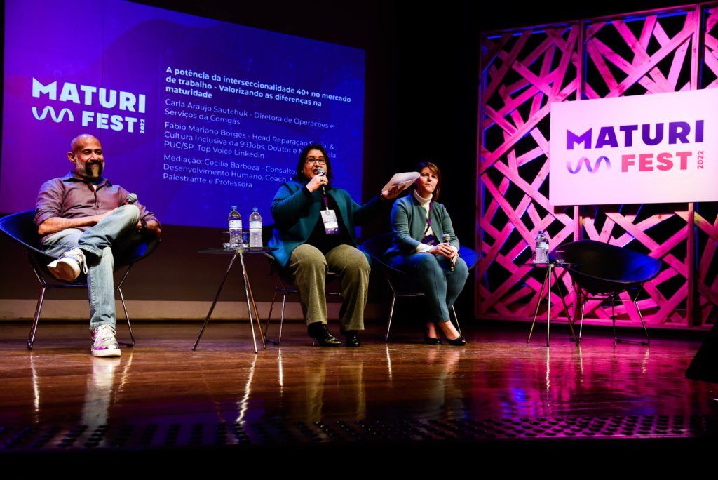 Carla Sautchuk, representante da empresa ComGás, participando do painel no MaturiFest