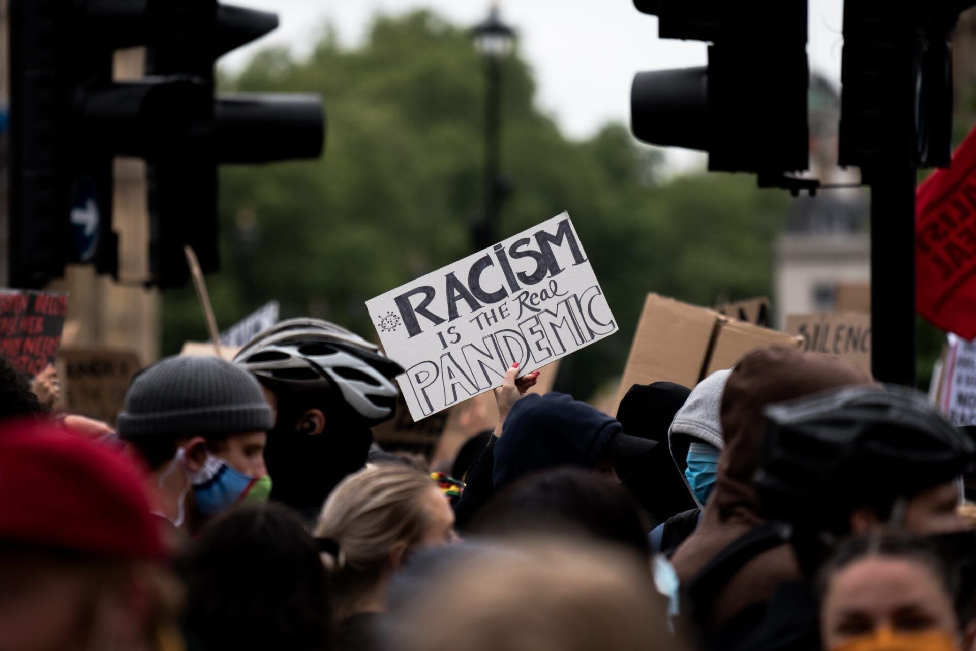 foto mostra placa em manifestação escrito 