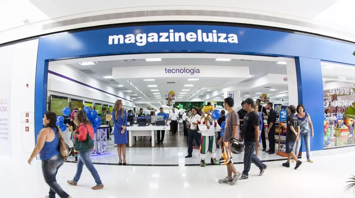 foto de uma fachada de loja da Magazine Luiza, pessoas passam enquanto os vendedores atendem dentro