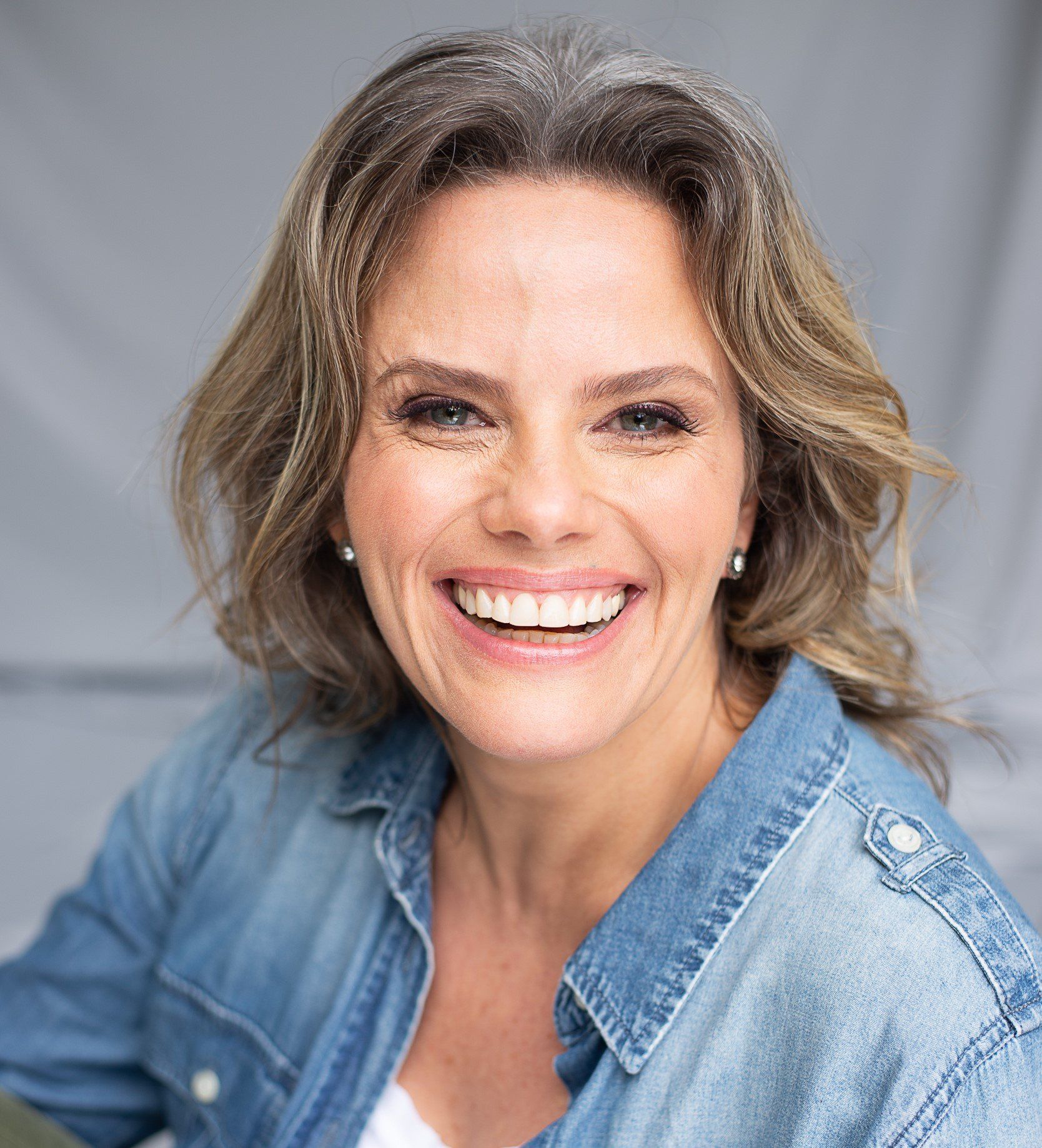 Maria Cândida sorri para foto