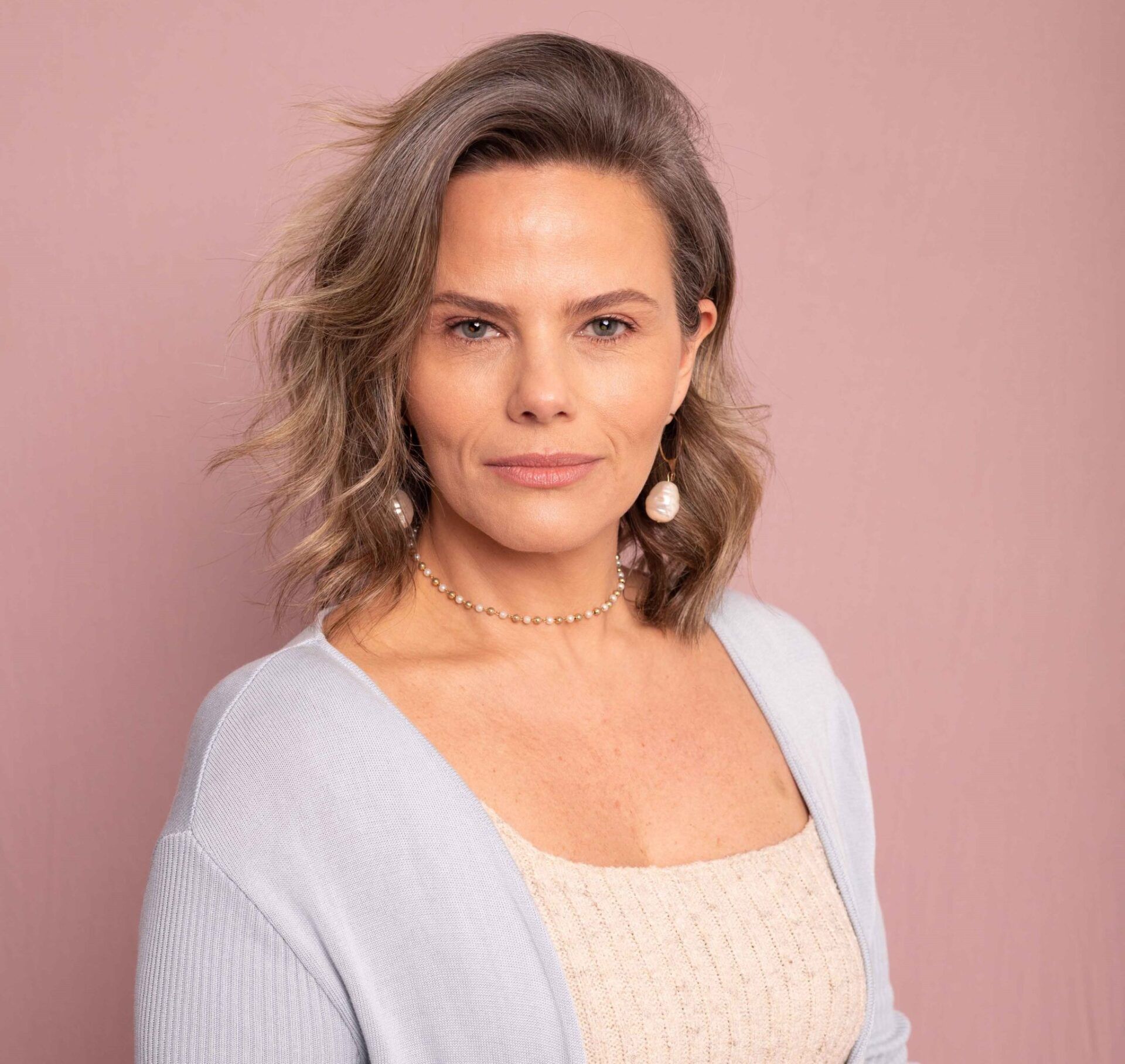 a jornalista Maria Candida posa para foto com olhar firme