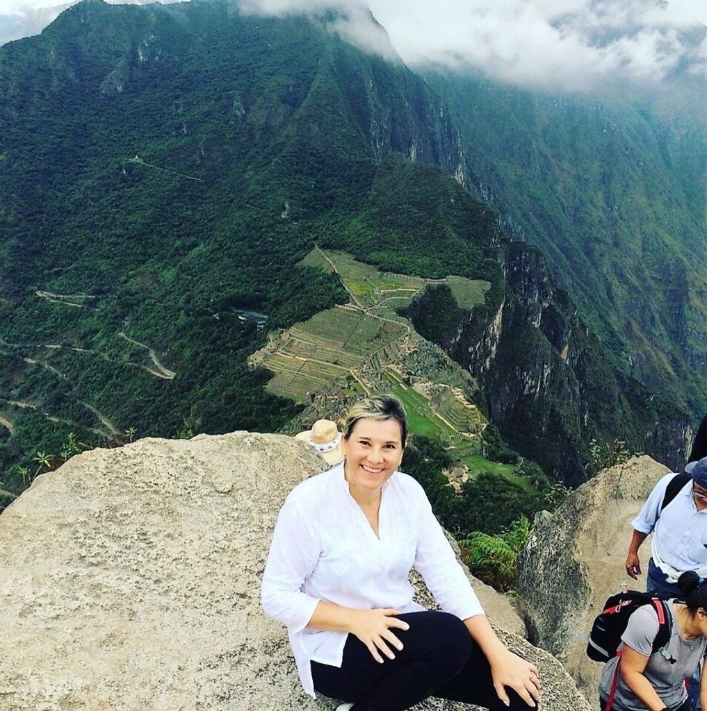 mulher sentada em uma pedra na montanha Huayna Picchu no Peru