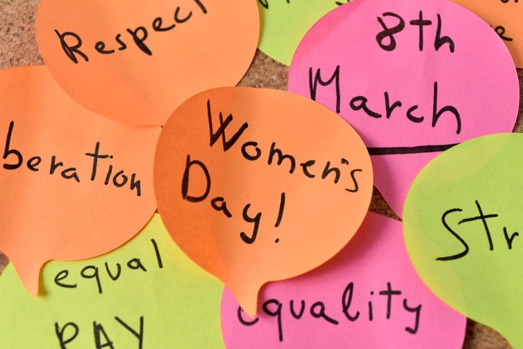 post its coloridos com escritas em inglês exaltando o dia da mulher
