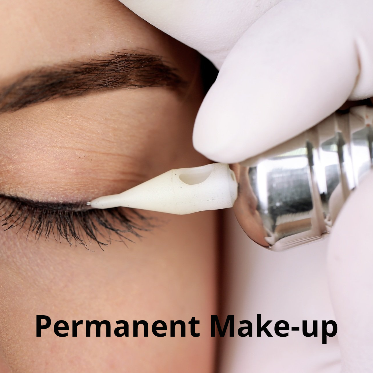 Permanent Make-up wird auf das Auge einer Frau aufgetragen