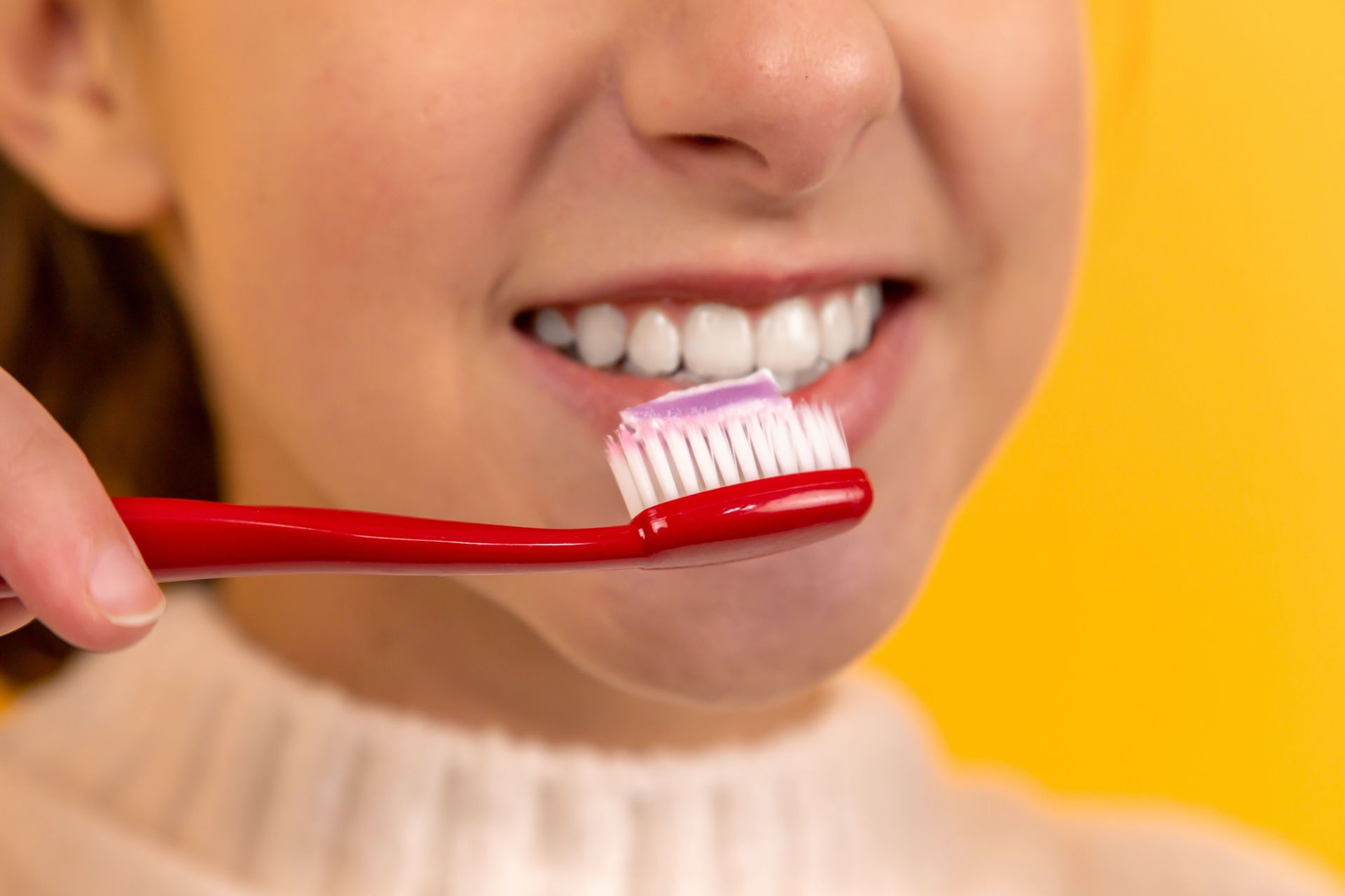 Jeune fille qui se brosse les dents