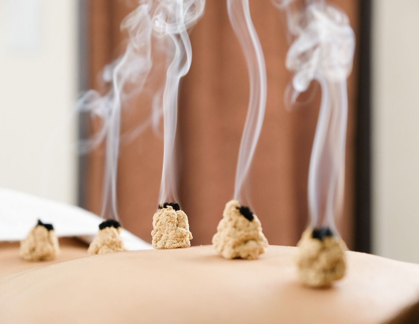 Een workshop waar deelnemers leren moxa te maken en toe te passen volgens traditionele Chinese geneeskunde