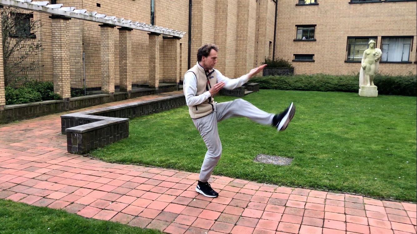 EEen instructeur demonstreert de kracht en technieken van Xing Yi Chuan, een traditionele interne gevechtskunst.