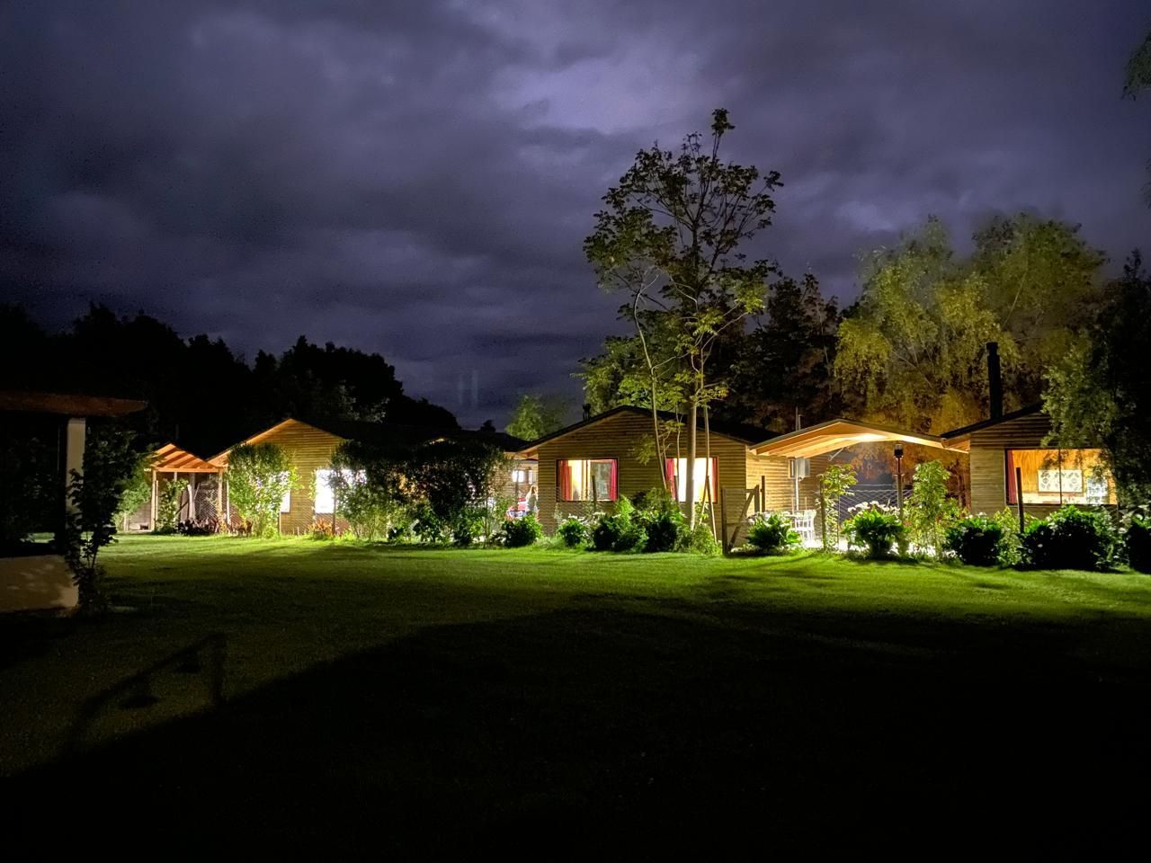 Una hilera de casas se iluminan por la noche.