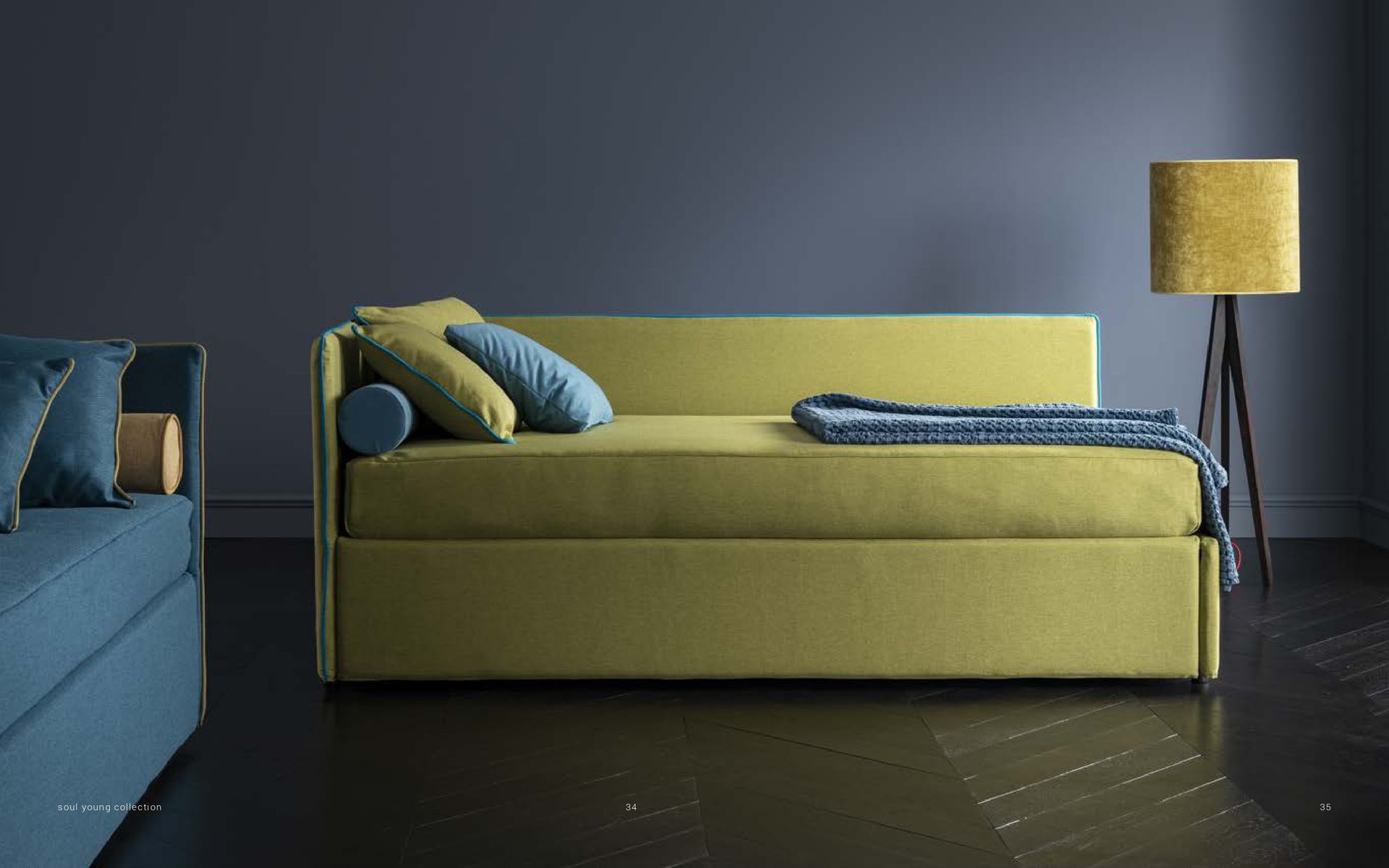 La Linea curva e delicata caratterizza Teddy, qui in versione angolare sagomato, disponibile anche in versione sagomato sinistro. Un divano letto elegante e funzionale, anche grazie alla cura con cui sono confezionati i rivestimenti della collezione Creativa, sempre completamente sfoderabili. Stessa attenzione è dedicata al rivestimento del copritestiera e del ferma materasso del secondo letto estraibile con rete Evolution.